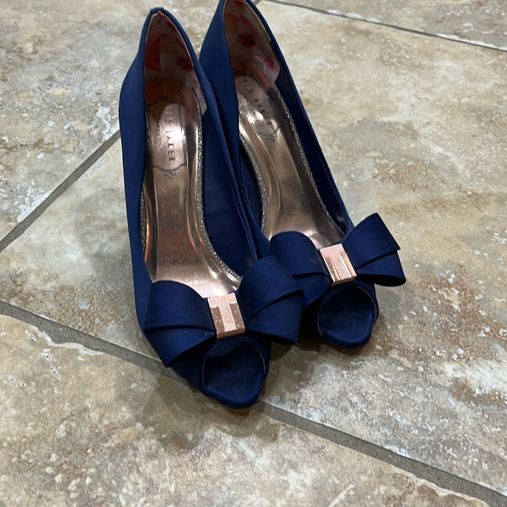 Ted Baker navy peep toe heels in women’s size 6 1/2. Gently worn.